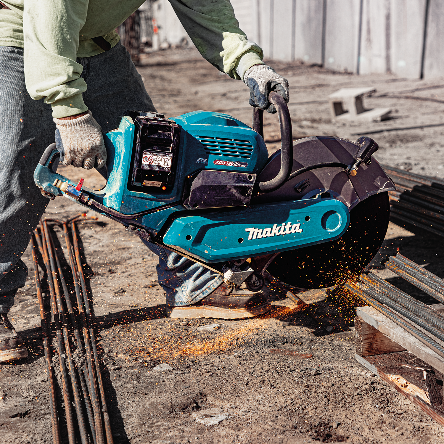 MAKITA 80V MAX XGT® BRUSHLESS POWER CUTTER 2 BATTERY KIT - 14-inch